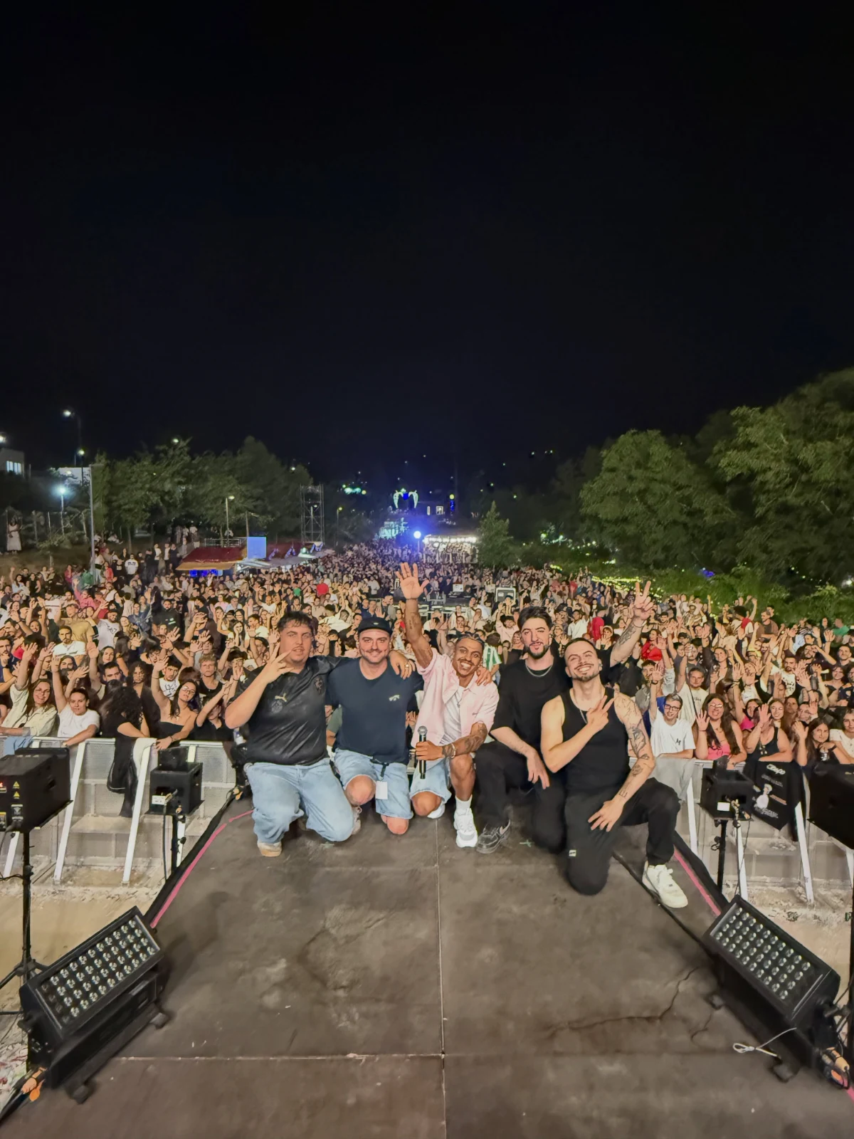 Tungono e a banda frente à multidão no palco de São Pedro do Sul